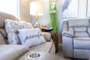 Living area - Shanah's Vacation Rentals (Ridgecrest)