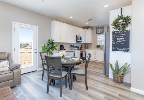 Classic House, Non Smoking, Patio | Dining - Shanah's Vacation Rentals (Ridgecrest)