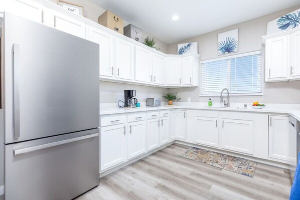 Private kitchen - Shanah's Vacation Rentals (Ridgecrest)