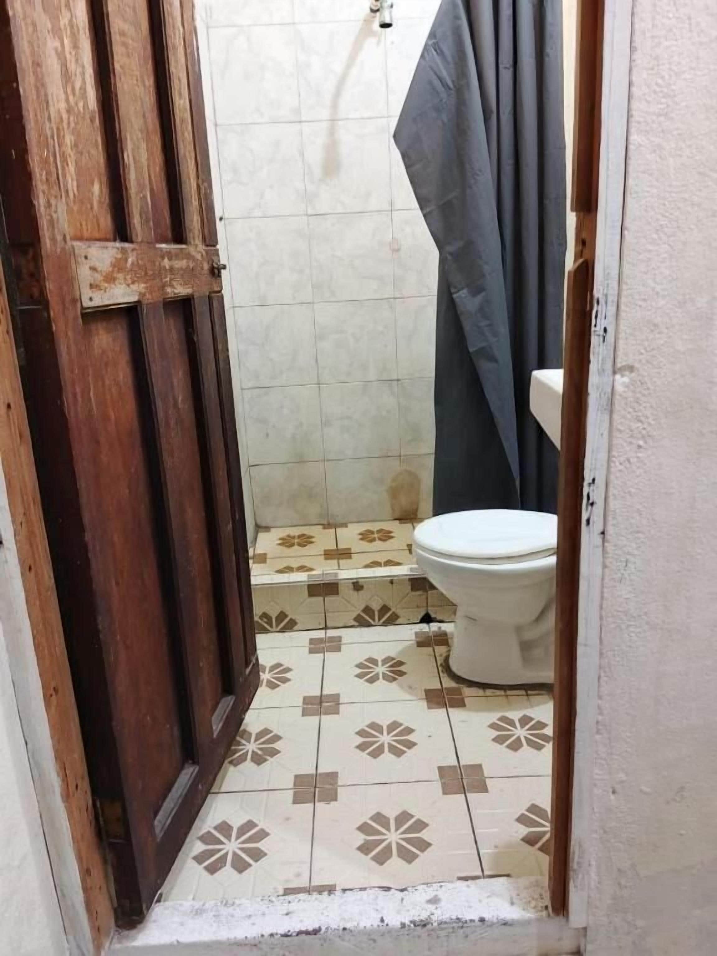 Chuveiro, toalhas de banho, sabonete, shampoo