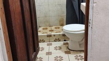 Regadera, toallas, jabón, shampoo