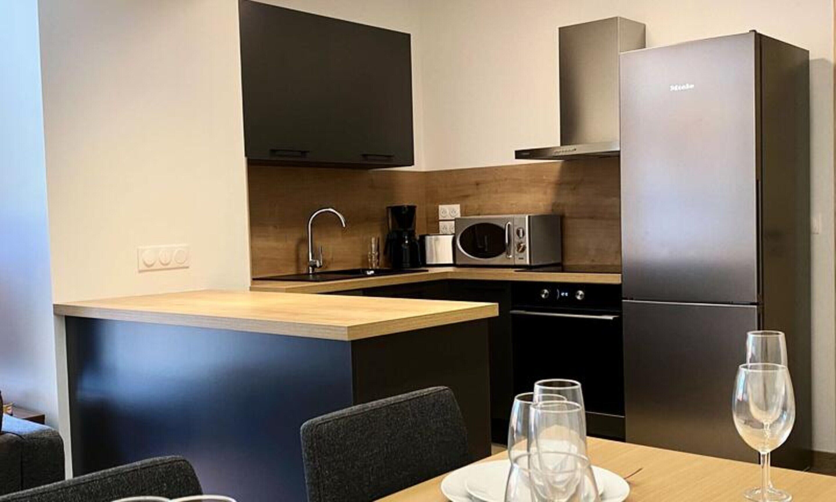 Microwave, oven, dishwasher, cookware/dishes/utensils