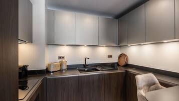 Peti sejuk, mesin basuh pinggan mangkuk, pembancuh kopi/teh