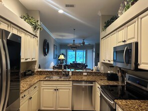 Private kitchen - Coastal Comfort in the Heart of Naples (Naples)