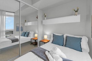 2 عدّة غرف نوم ومكتب ومكواة/لوح كي وسرير سفر