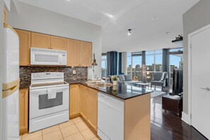 ثلاجة، ميكروويف، فرن، موقد طهي مسطح