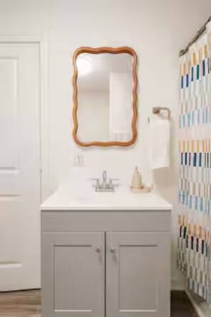 Hair dryer, towels, soap, shampoo - Cozy 2-bedroom house in welcoming Scott with AC (Scott)