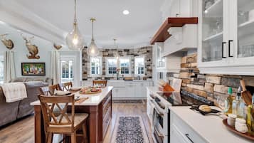 冰箱、微波炉、烤箱、炉灶