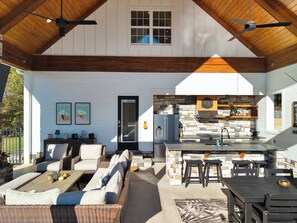 تناول الطعام بالخارج