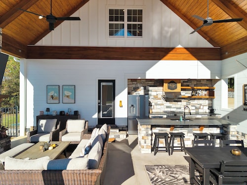 Charming farmhouse in welcoming Four Oaks with highland Cattle, pool and spa