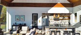 Charming farmhouse in welcoming Four Oaks with highland Cattle, pool and spa