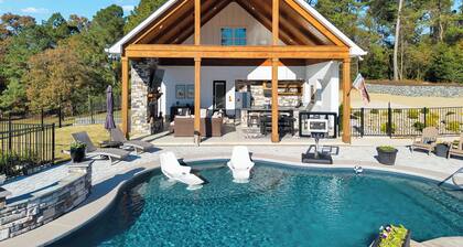 Charming farmhouse in welcoming Four Oaks with highland Cattle, pool and spa