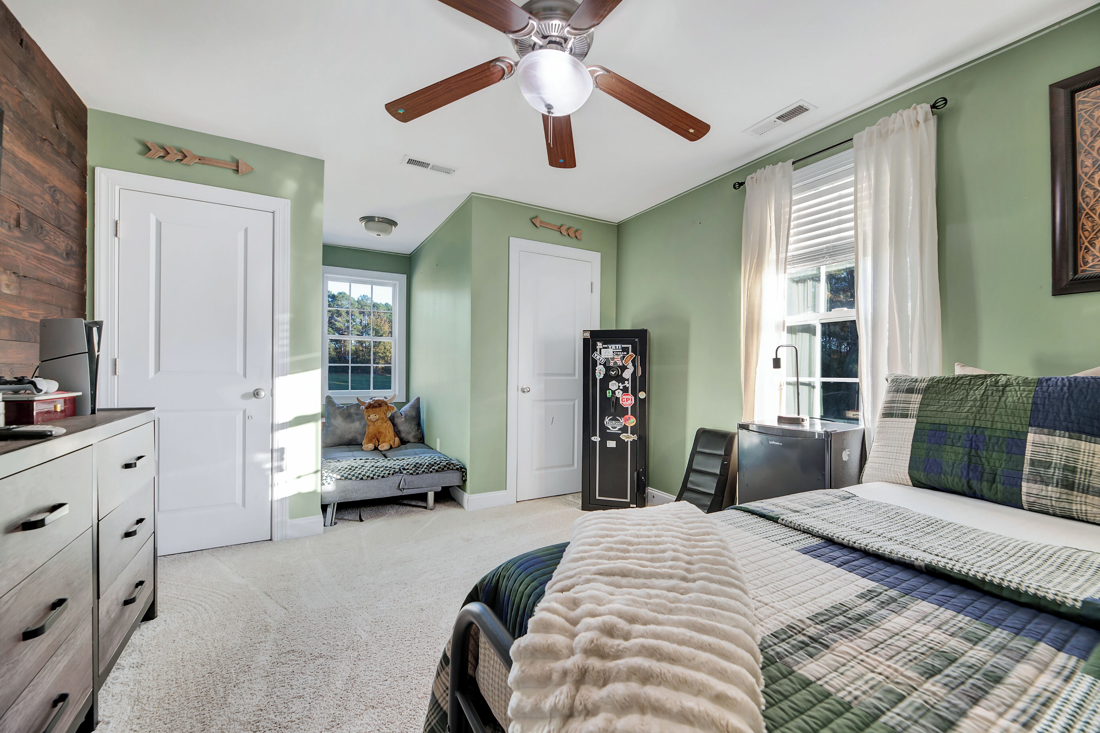 3 chambres, coffre-fort, bureau, fer et planche à repasser