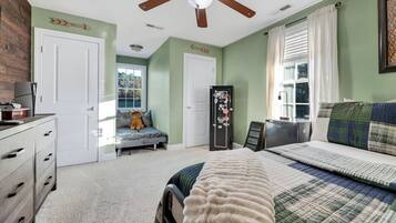 3 bedrooms, in-room safe, desk, iron/ironing board