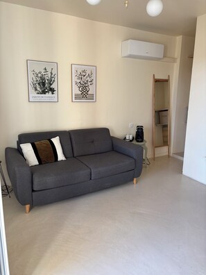 غرفة ديلوكس رباعية - بشرفة - بمن�ظر لكرمة العنب | مكواة/لوح كي وواي فاي مجانًا