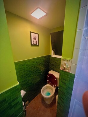 Bruser, hårtørrer, bidet, håndklæder