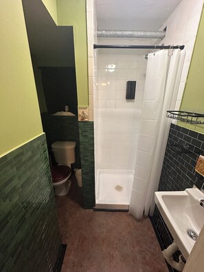 Dusche, Haartrockner, Bidet, Handtücher
