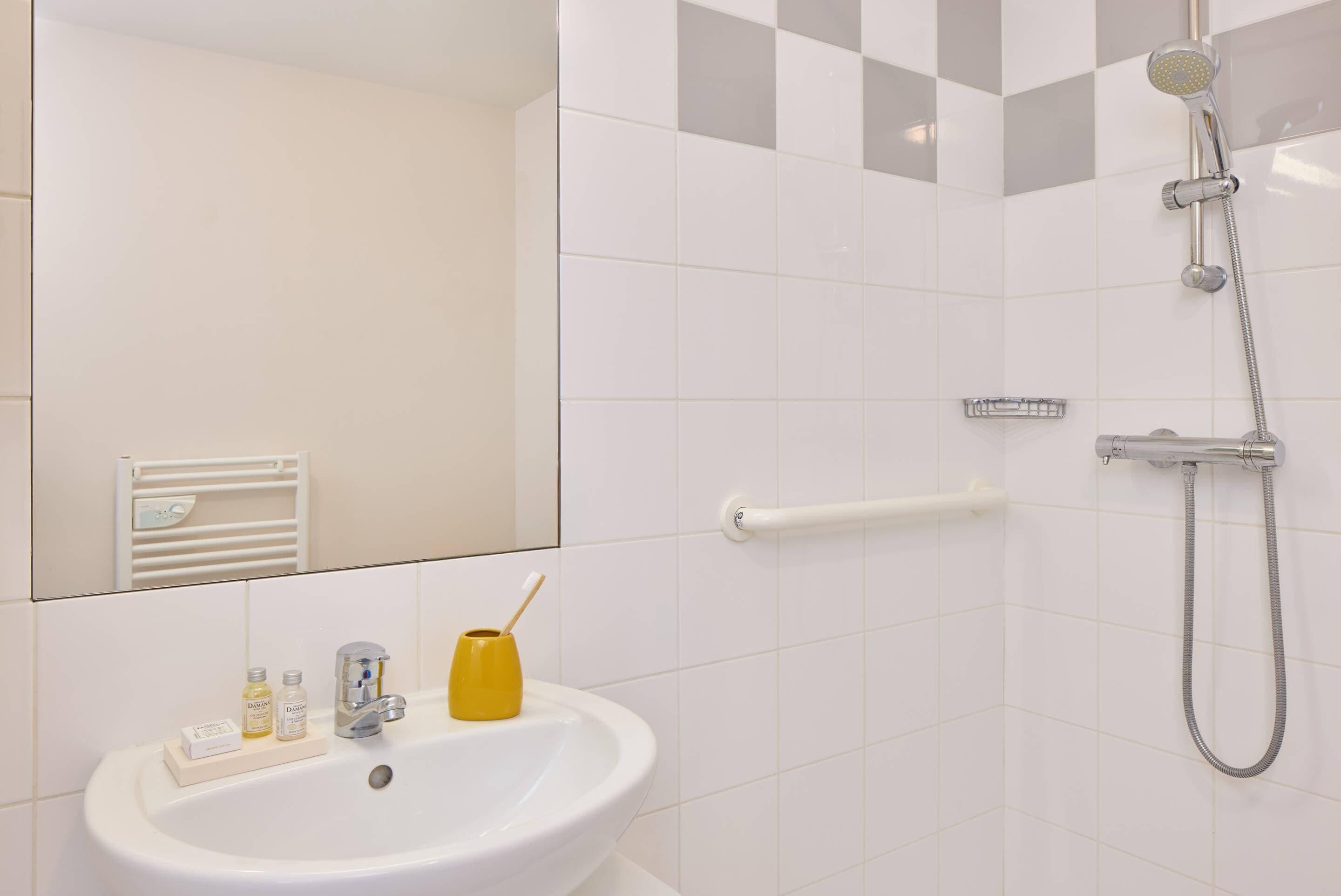 Studio, 1 Queen Bed, Non Smoking | WiFi (free), bed sheets