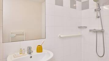 Studio, 1 Queen Bed, Non Smoking | WiFi (free), bed sheets