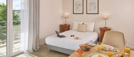 Studio, 1 Queen Bed, Non Smoking | WiFi (free), bed sheets
