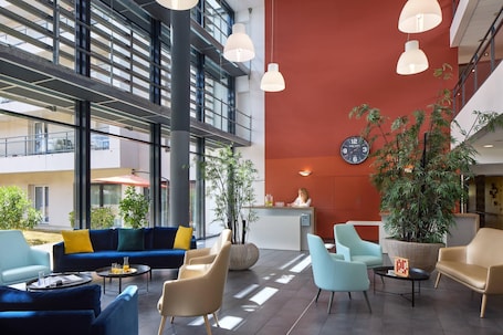 Lobby. Quality Aparthotel Portes de Rennes
