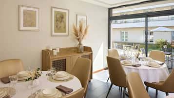 Dagelijks continentaal ontbijt (EUR 12.90 per persoon)