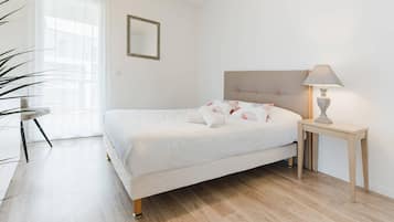 Habitación, 1 cama de matrimonio con sofá cama, no fumadores (Upgrade) | Cunas gratuitas, wifi gratis, ropa de cama
