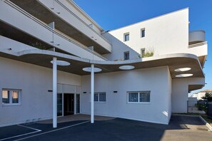 المنشأة من الخارج