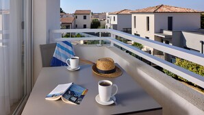 Room, 1 Queen Bed, Non Smoking (Upgrade) | WiFi (free) - Quality Aparthotel Les rives de Mèze (Meze)