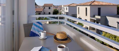 Room, 1 Queen Bed, Non Smoking (Upgrade) | Free WiFi