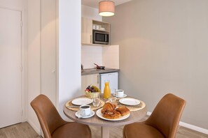 Room, 1 Queen Bed, Non Smoking (Upgrade) | Free WiFi - Quality Suites Perpignan (Perpignan)