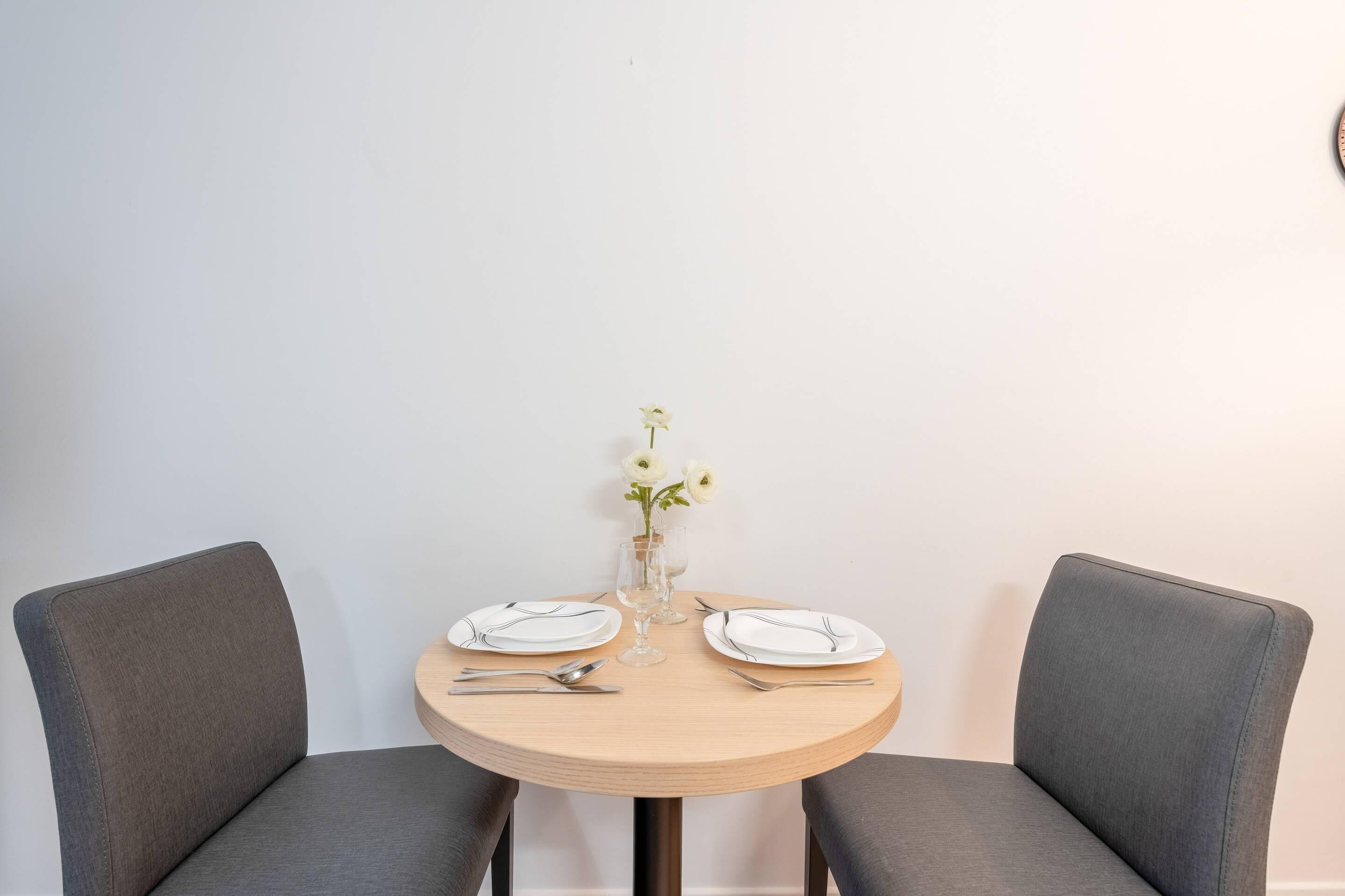 Room, 1 Queen Bed, Non Smoking (Upgrade) | Free WiFi