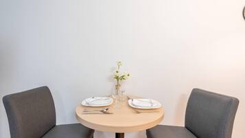 Room, 1 Queen Bed, Non Smoking (Upgrade) | Free WiFi