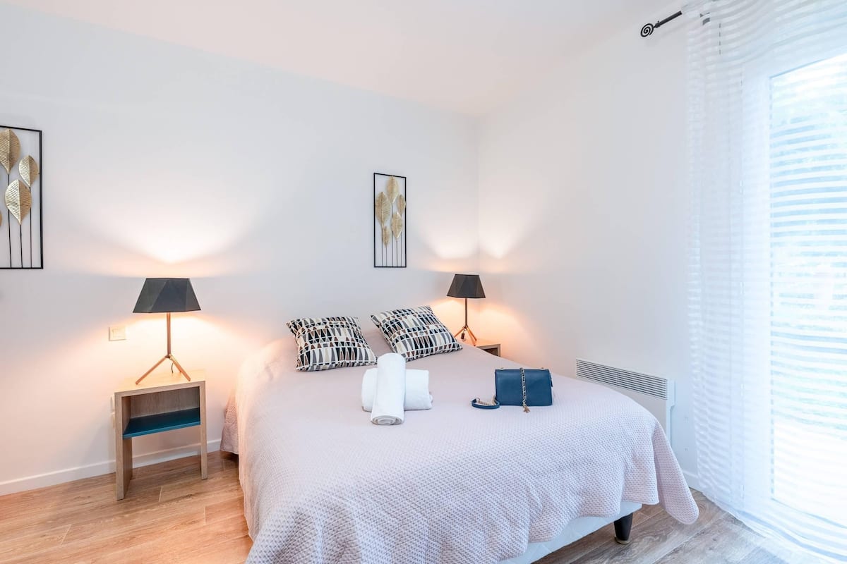 Room, 1 Queen Bed, Non Smoking (Upgrade) | Free WiFi