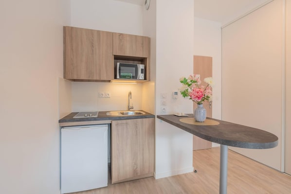 Standard Room, 1 Queen Bed, Non Smoking | Free WiFi - Quality Aparthotel Parc Marne la Vallée (Bailly-Romainvilliers)