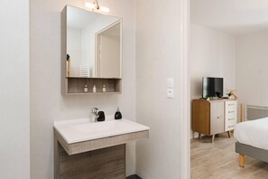 Room, 1 Queen Bed, Non Smoking (Upgrade) | Free WiFi - Quality Suites Dinan (Dinan)