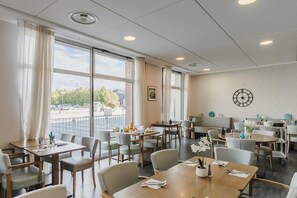 Breakfast area - Quality Suites Dinan (Dinan)