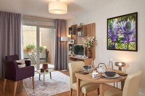 Room, 1 Queen Bed, Non Smoking (Upgrade) | WiFi (free) - Quality Aparthotel Seyssinet (Seyssinet-Pariset)