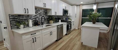 Refrigerador, microondas, horno, placa de cocina