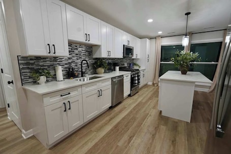 Fridge, microwave, oven, stovetop. Modern Stylish Comfort Near Casino and Hwy