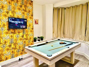 Games room - Cosy 4 Bedroom Liverpool Contractor & Family Stay (Merseyside)