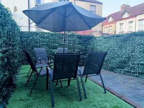 Outdoor dining - Cosy 4 Bedroom Liverpool Contractor & Family Stay (Merseyside)