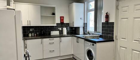 冰箱、微波炉、烤箱、炉灶