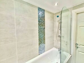 Hair dryer, towels - Cosy 4 Bedroom Liverpool Contractor & Family Stay (Merseyside)