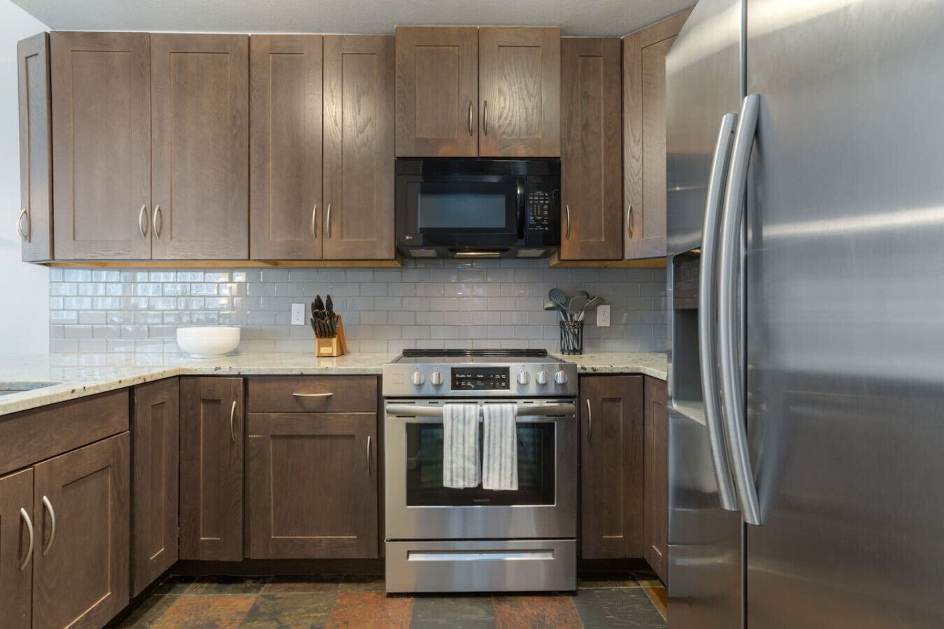 Kjøleskap, ovn, kokeplater og oppvaskmaskin