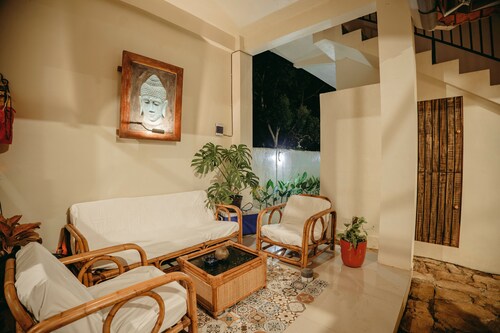 Charming 8-bedroom guesthouse with shared kitchen, only 1 km from the beach.