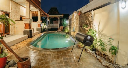 Charming 8-bedroom guesthouse with shared kitchen, only 1 km from the beach.