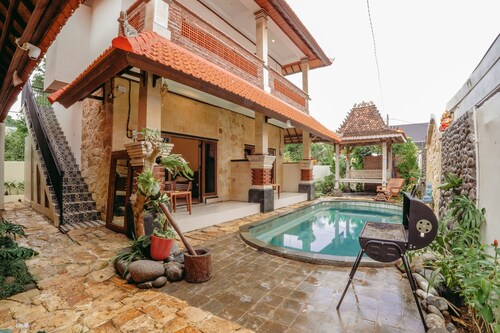 Charming 8-bedroom guesthouse with shared kitchen, only 1 km from the beach.