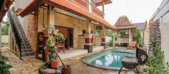 Charming 8-bedroom guesthouse with shared kitchen, only 1 km from the beach.