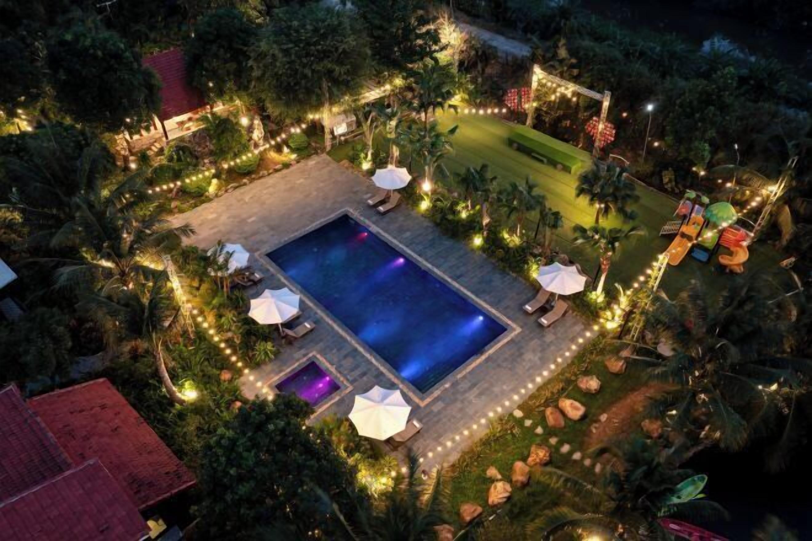 Hồ bơi ngoài trời